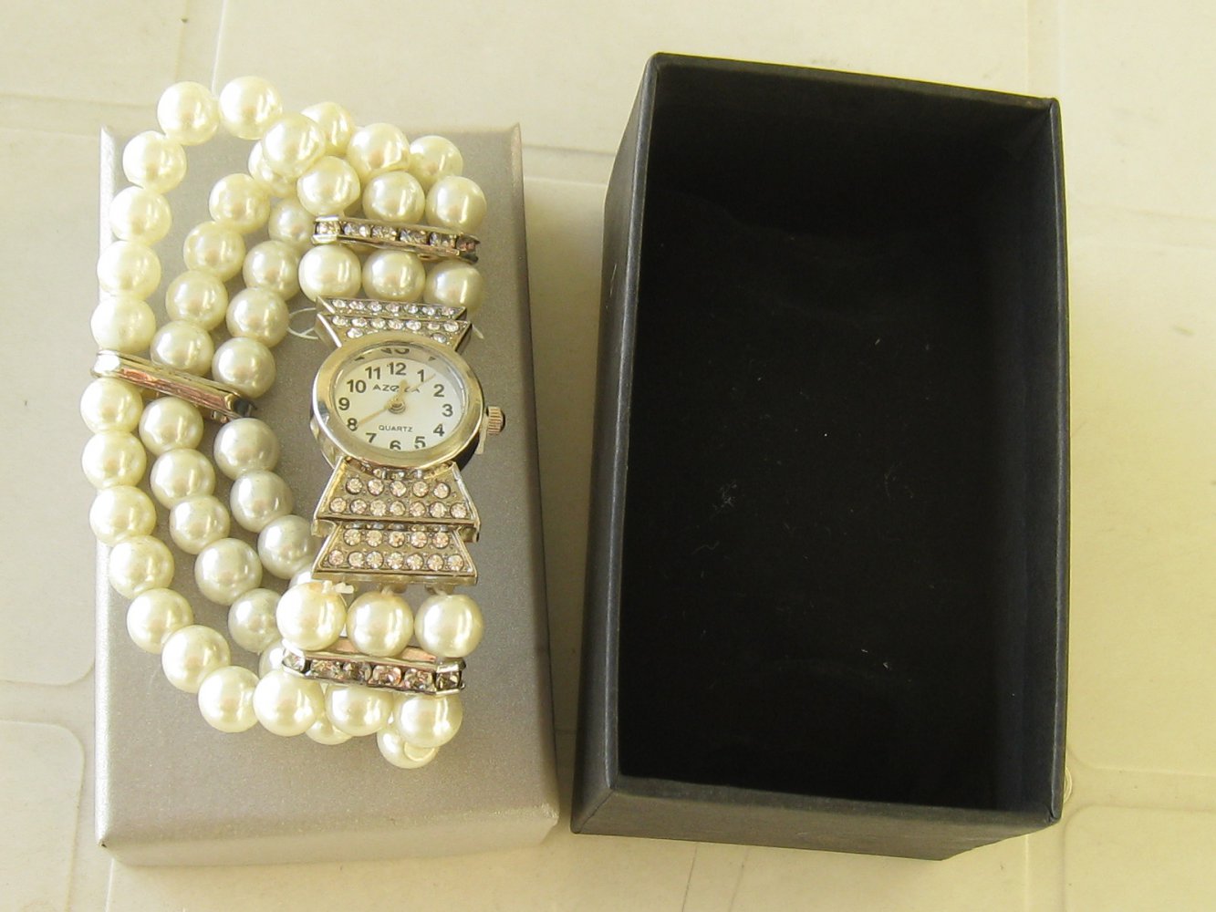 *UHR* --- NEu & ausgefallene Optik/Perlen in weiss!