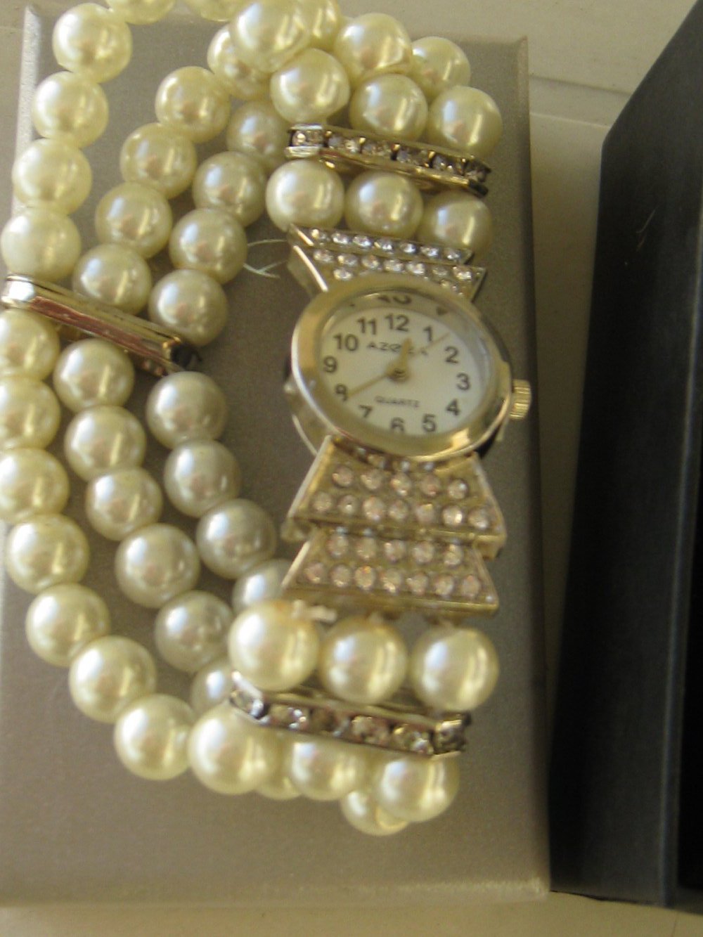 *UHR* --- NEu & ausgefallene Optik/Perlen in weiss!