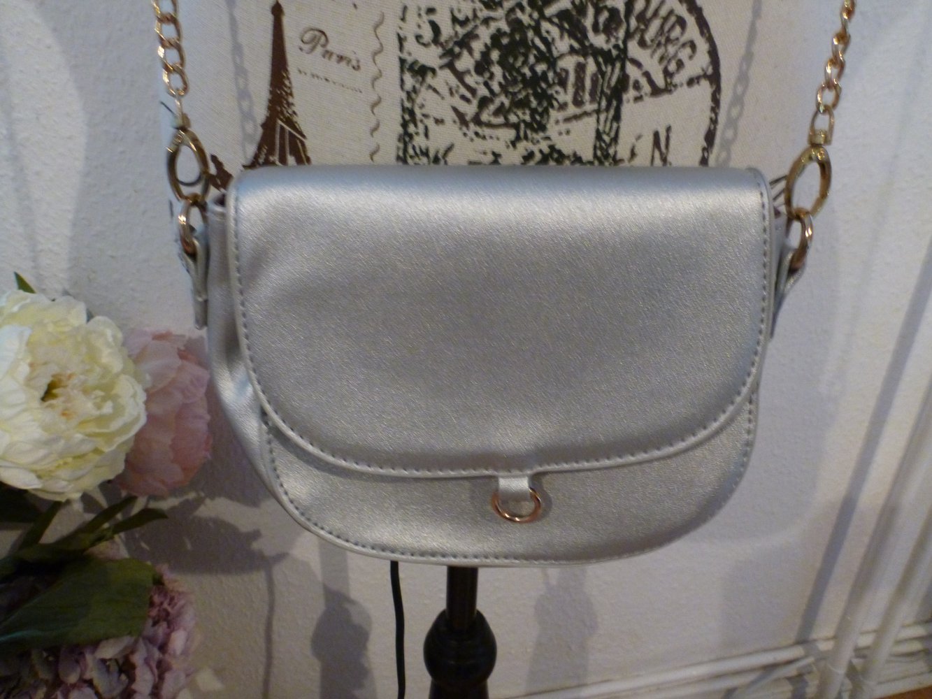 silberne Handtasche
