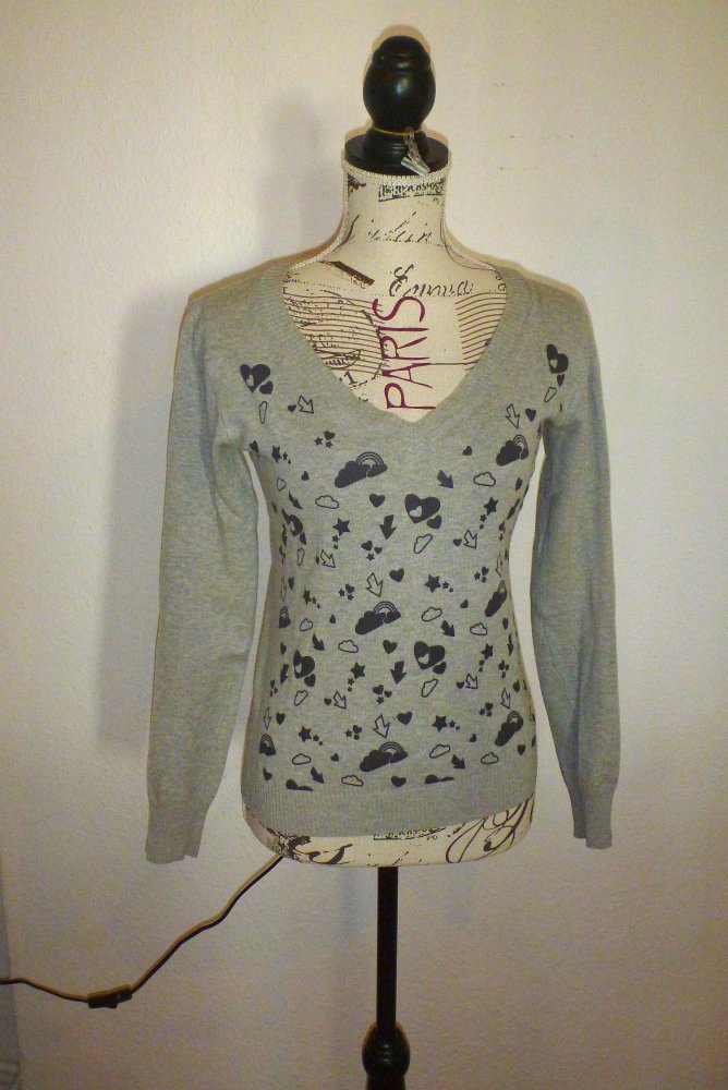 grauer Pullover Gr. S/36 mit Wolken, Sternen, Herzen...