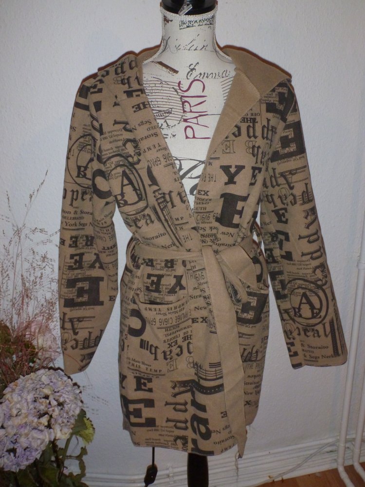 beiger Mantel mit Typo-Muster, made in italy