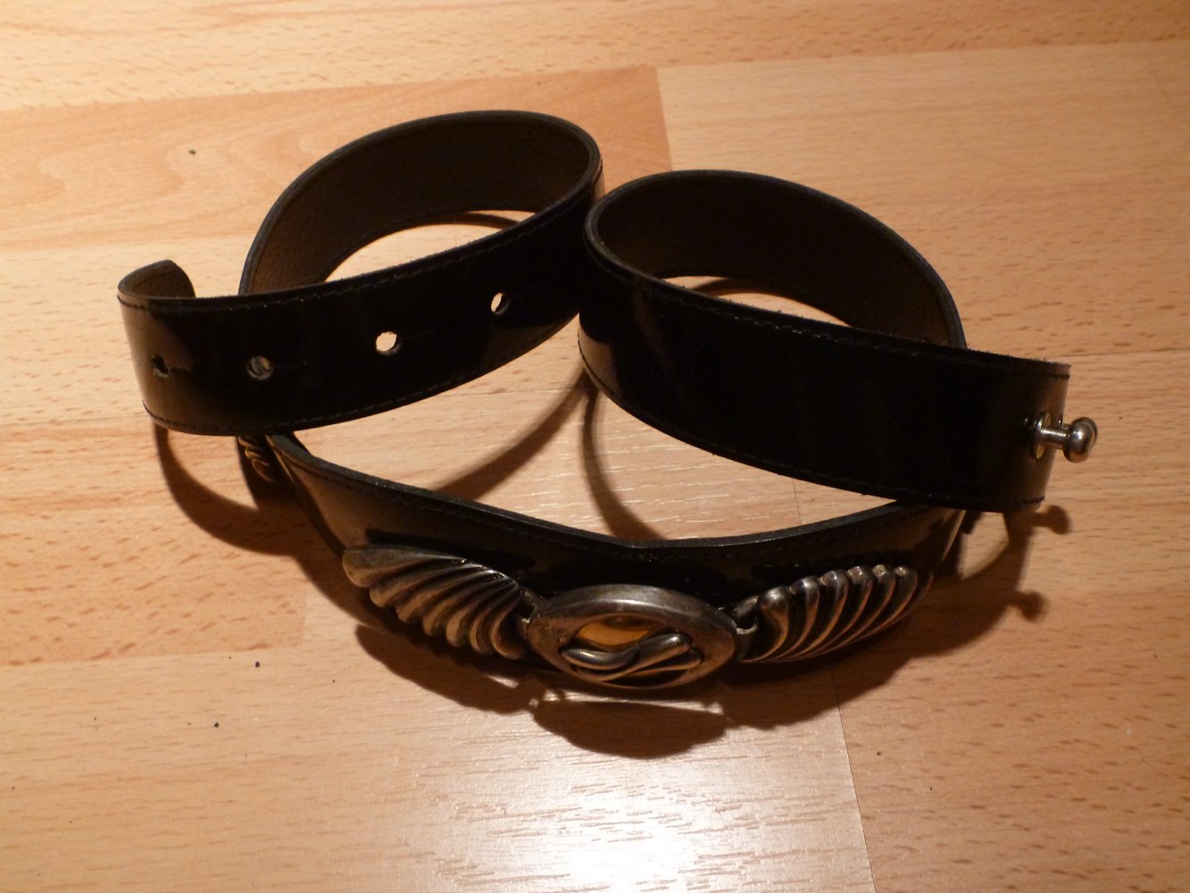 schwarzer Lack Gürtel mit Metall Verzierung