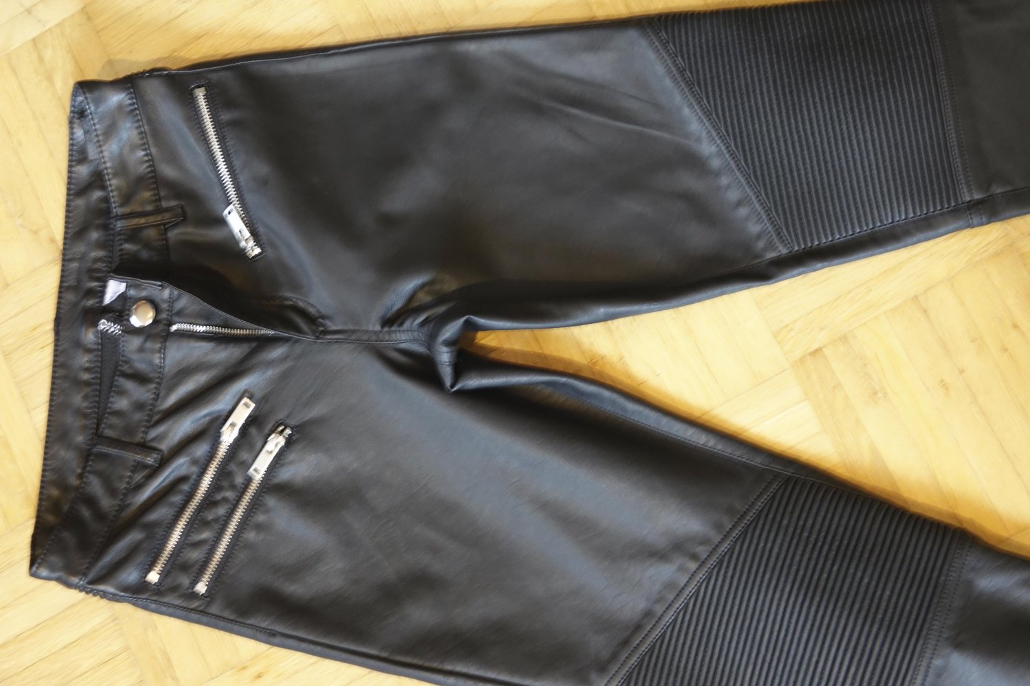 Tolle Lederimitathose im Bikerstil