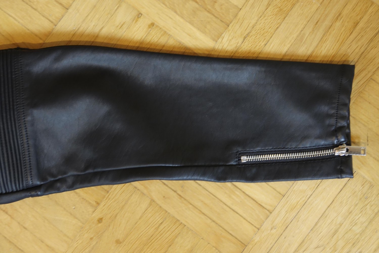 Tolle Lederimitathose im Bikerstil