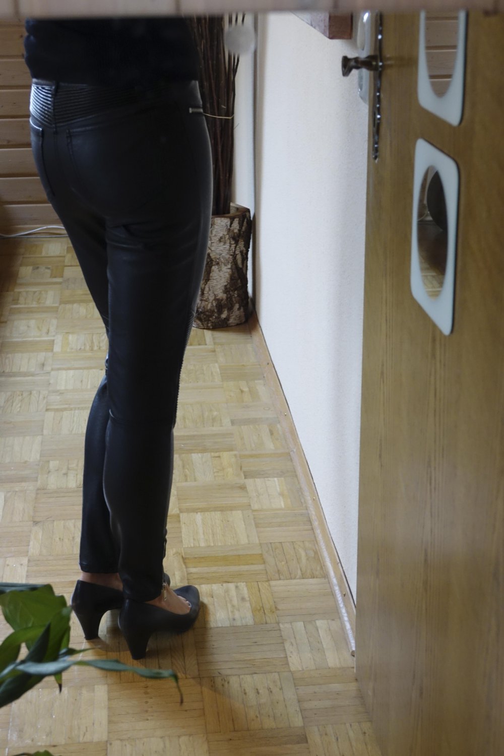 Tolle Lederimitathose im Bikerstil