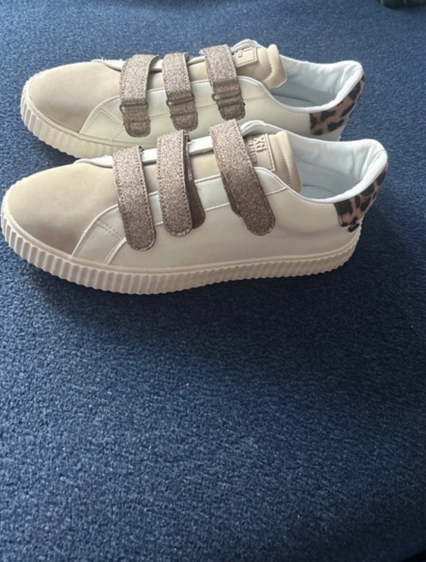 Ausgefllene Sneaker in Weiß Größe 41