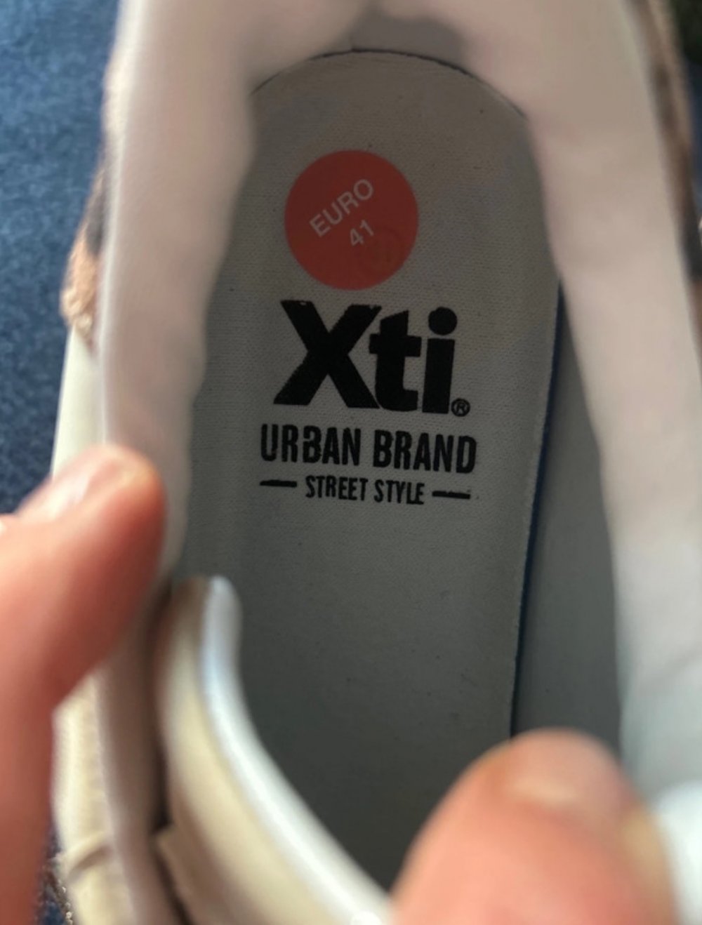 Ausgefllene Sneaker in Weiß Größe 41