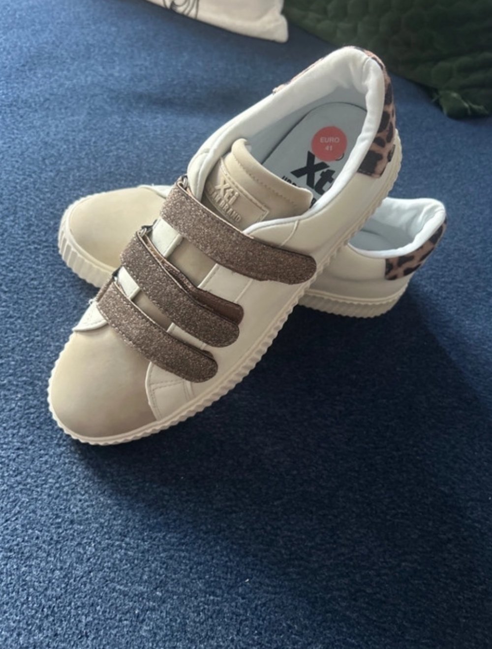 Ausgefllene Sneaker in Weiß Größe 41