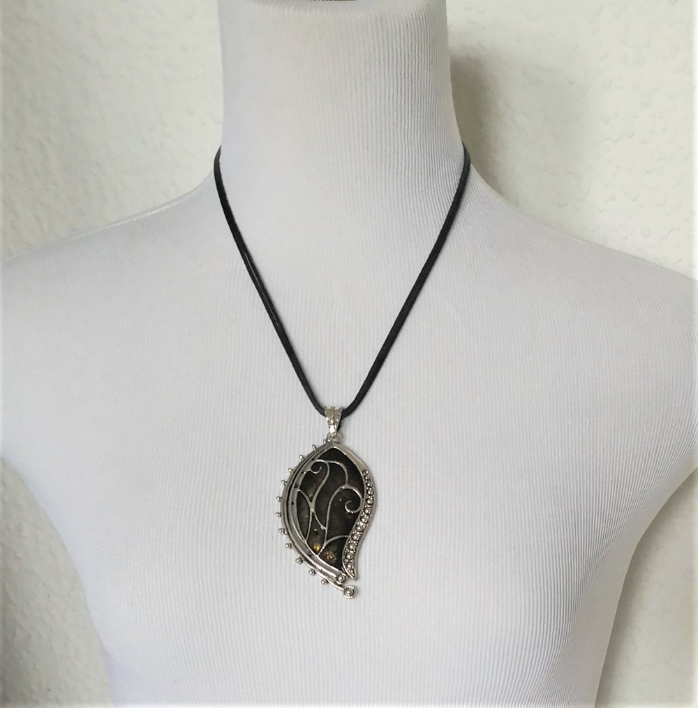 Halskette, großer Anhänger aus grünen Quarz