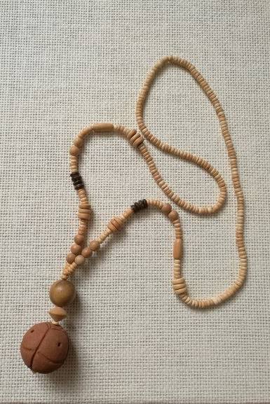 lange Halskette aus Holz