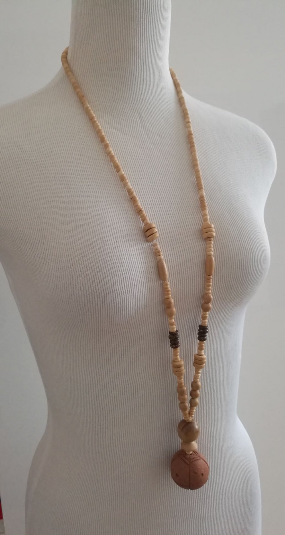 lange Halskette aus Holz