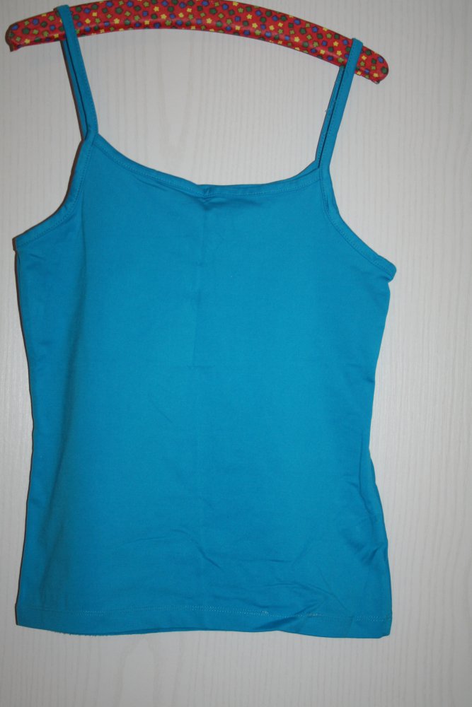 türkises Top mit Spaghettiträgern