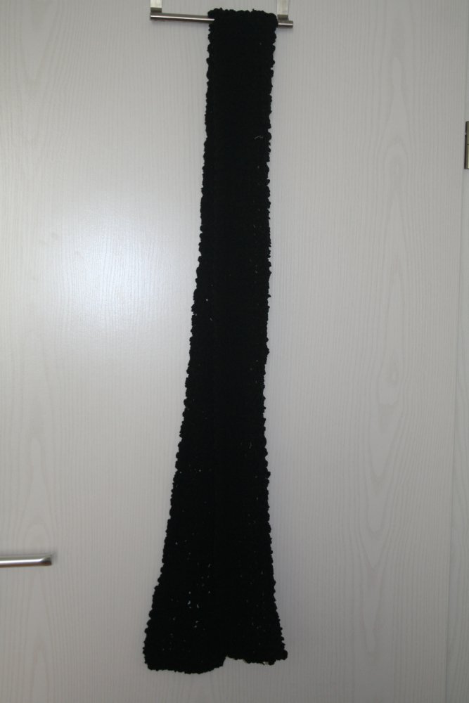 kuscheliger schwarzer Schal