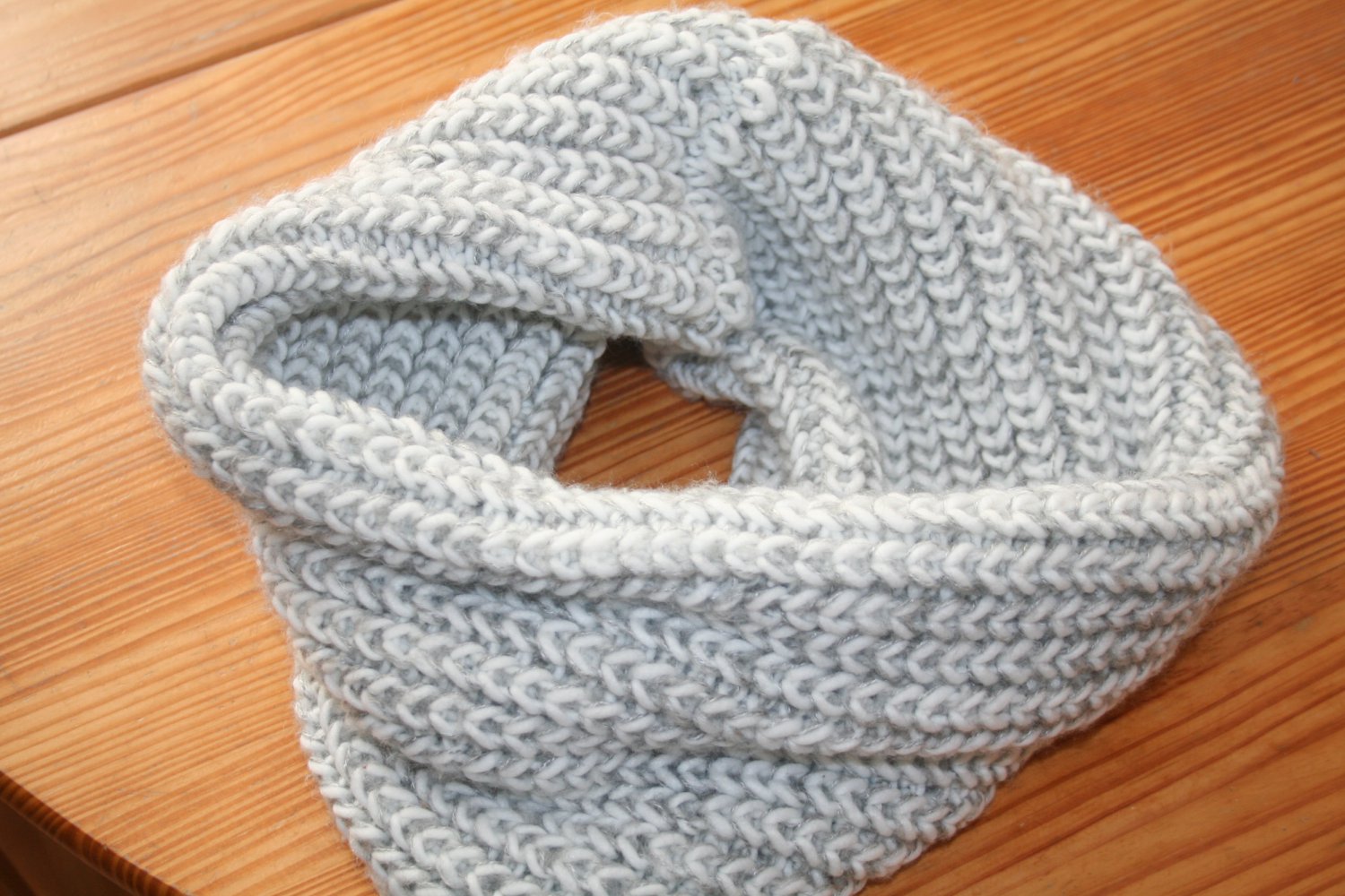 hellgrauer Loop-Schal