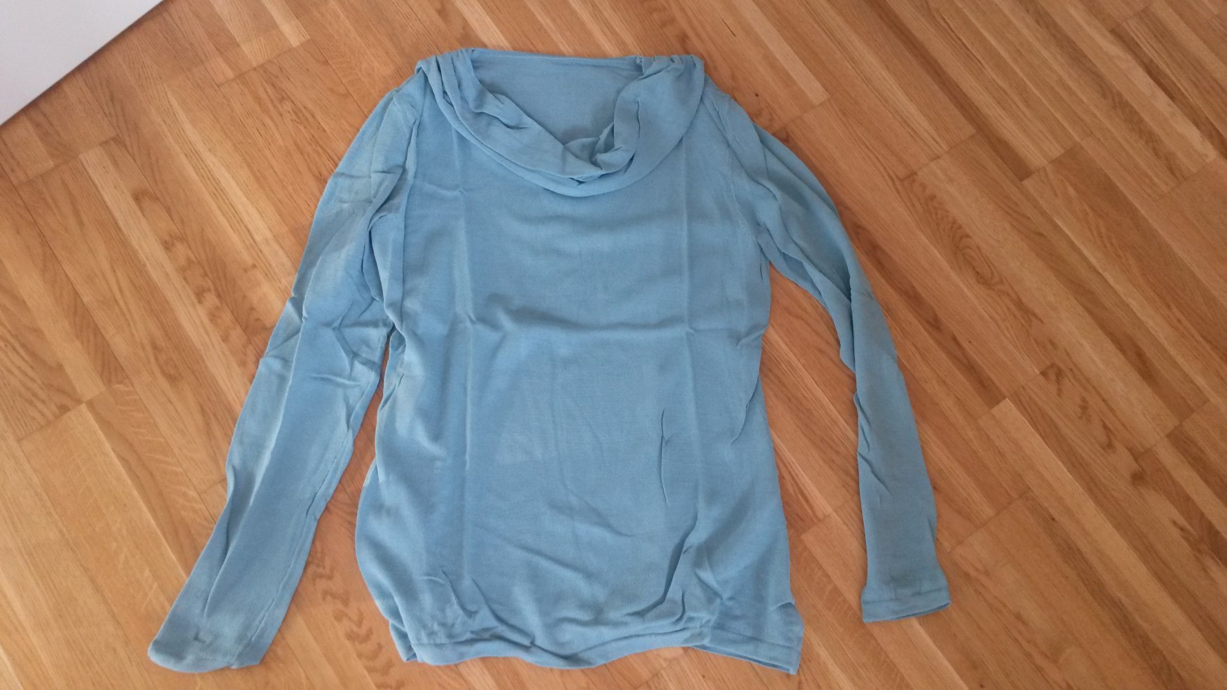 Dünner Wasserfallausschnitt-Pulli in hellblau,