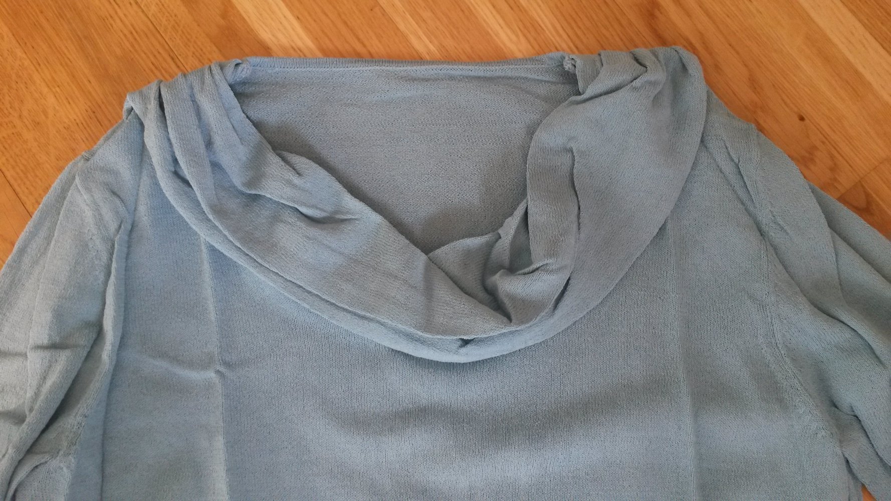 Dünner Wasserfallausschnitt-Pulli in hellblau,