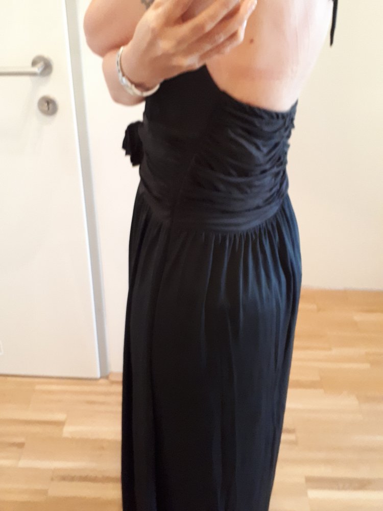 Schwarzes langes Abendkleid zum Binden im Nacken mit Raffung im Rücken und 2 Rosen vorn,