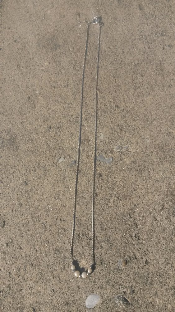 Zartes Modeschmuck-Kettchen mit kleinen Perlen,