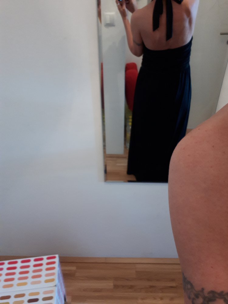 Schwarzes langes Abendkleid zum Binden im Nacken mit Raffung im Rücken und 2 Rosen vorn,