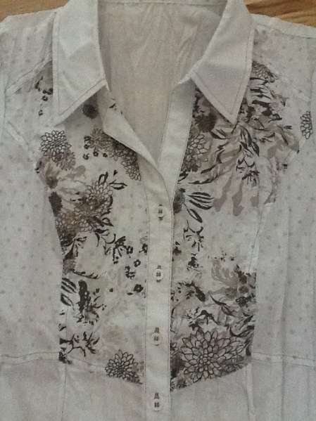 Crinkle-Bluse in creme-hellbraun,