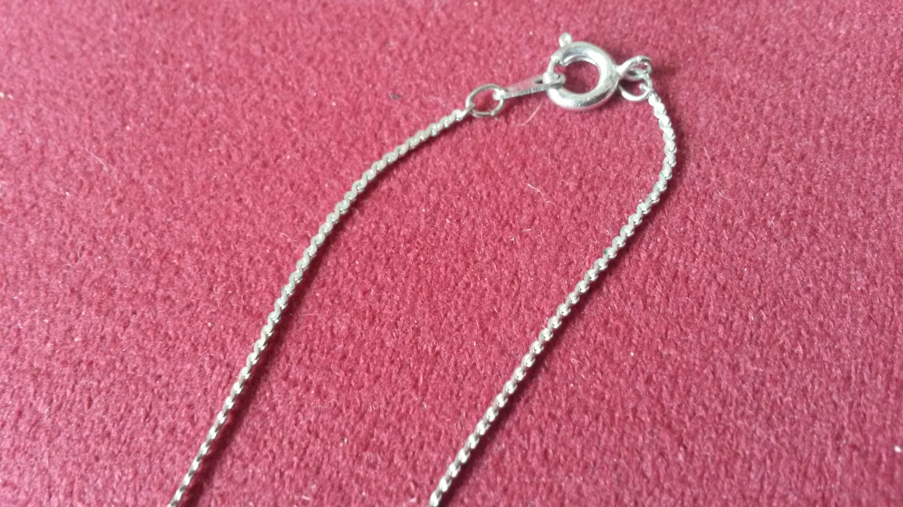 Zartes Modeschmuck-Kettchen mit kleinen Perlen,