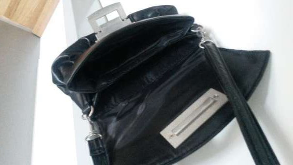 Kleine Kunstleder-Tasche mit Klapp-Schließe,