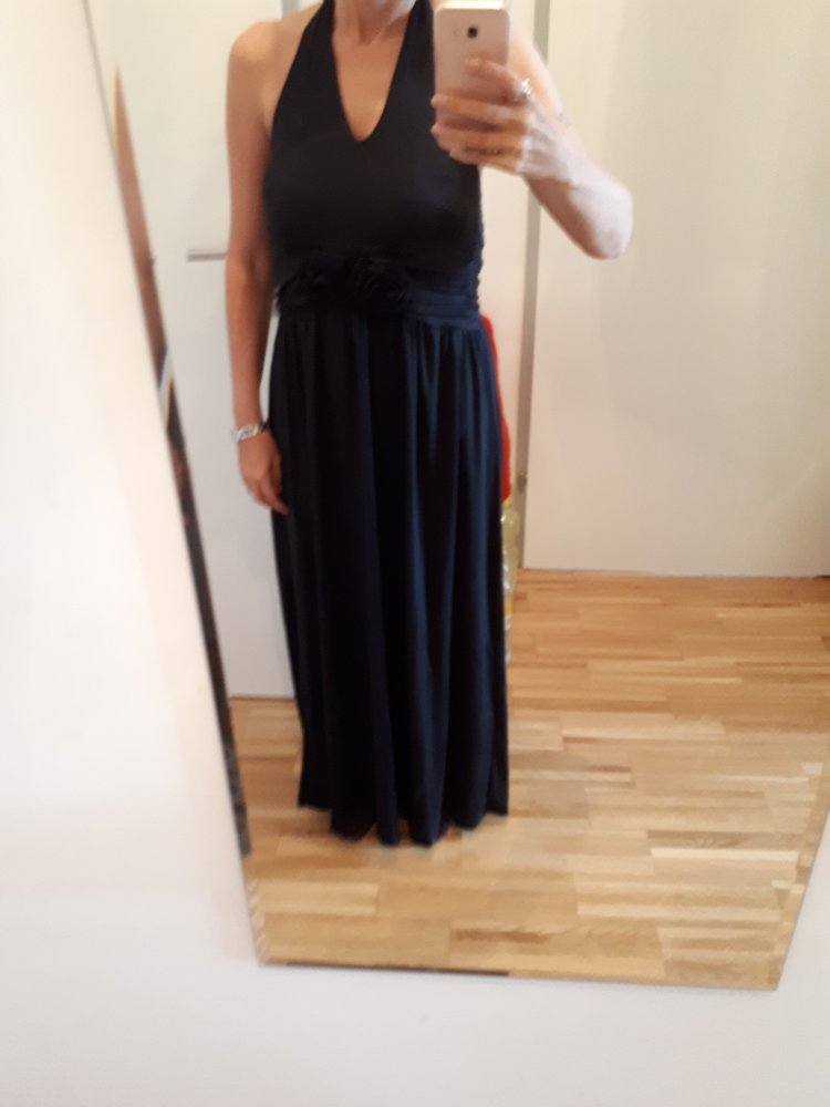 Schwarzes langes Abendkleid zum Binden im Nacken mit Raffung im Rücken und 2 Rosen vorn,