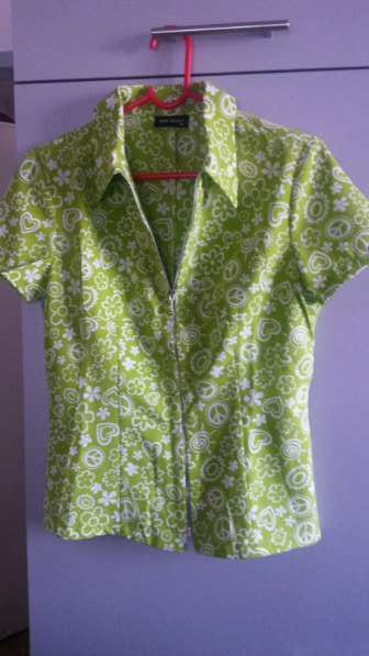 Witboy-Blusenshirt mit Reißverschluß in Größe M,