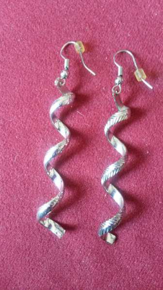 Ausgefallenes Ohrgehänge im Korkenzieher-Look,