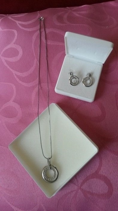 Silber-Kette mit Anhänger und Ohrstecker mit Glitzersteinchen,