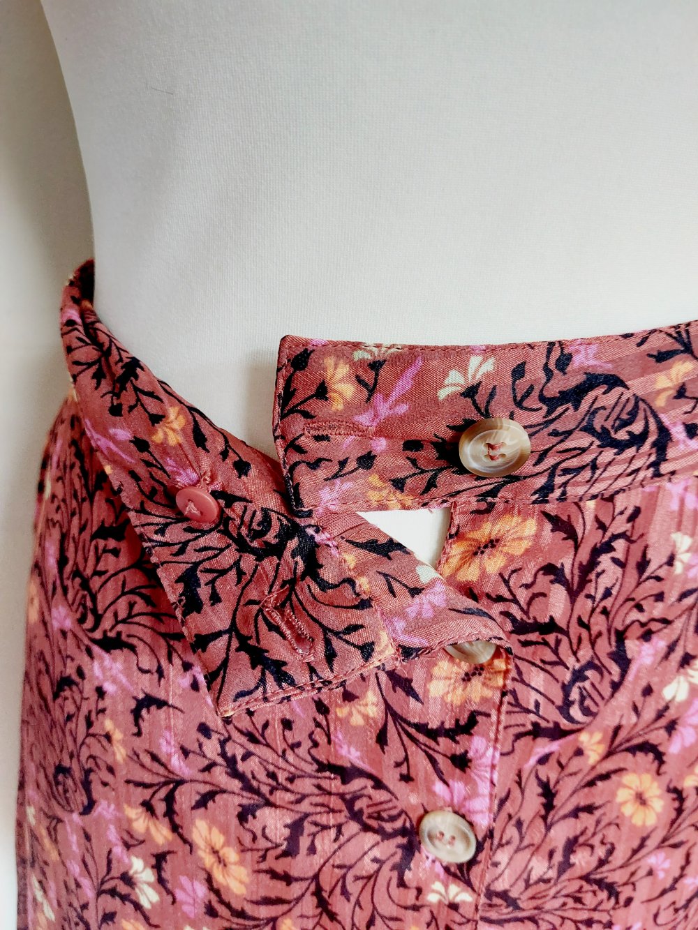 Floraler Rock mit Seitenschlitz