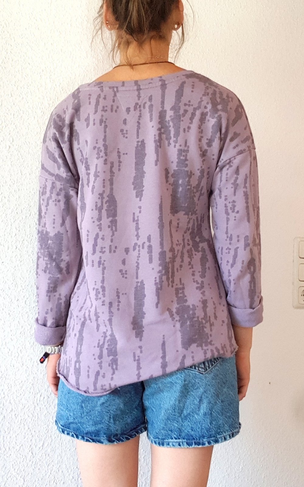 Tue vintage! Lila Surfer-Pulli im Batik-Look