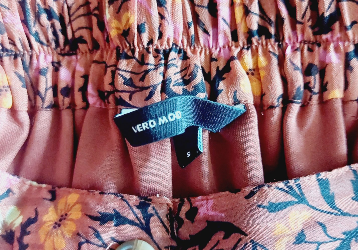 Floraler Rock mit Seitenschlitz