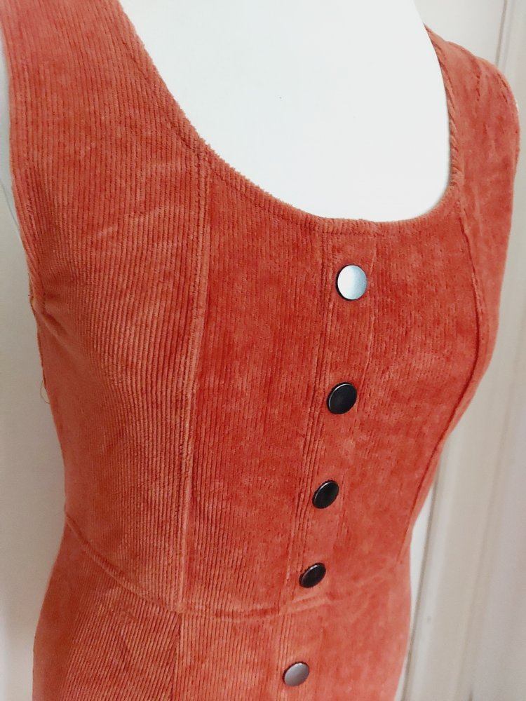 Cordkleid von Hailys mit Knopfleiste