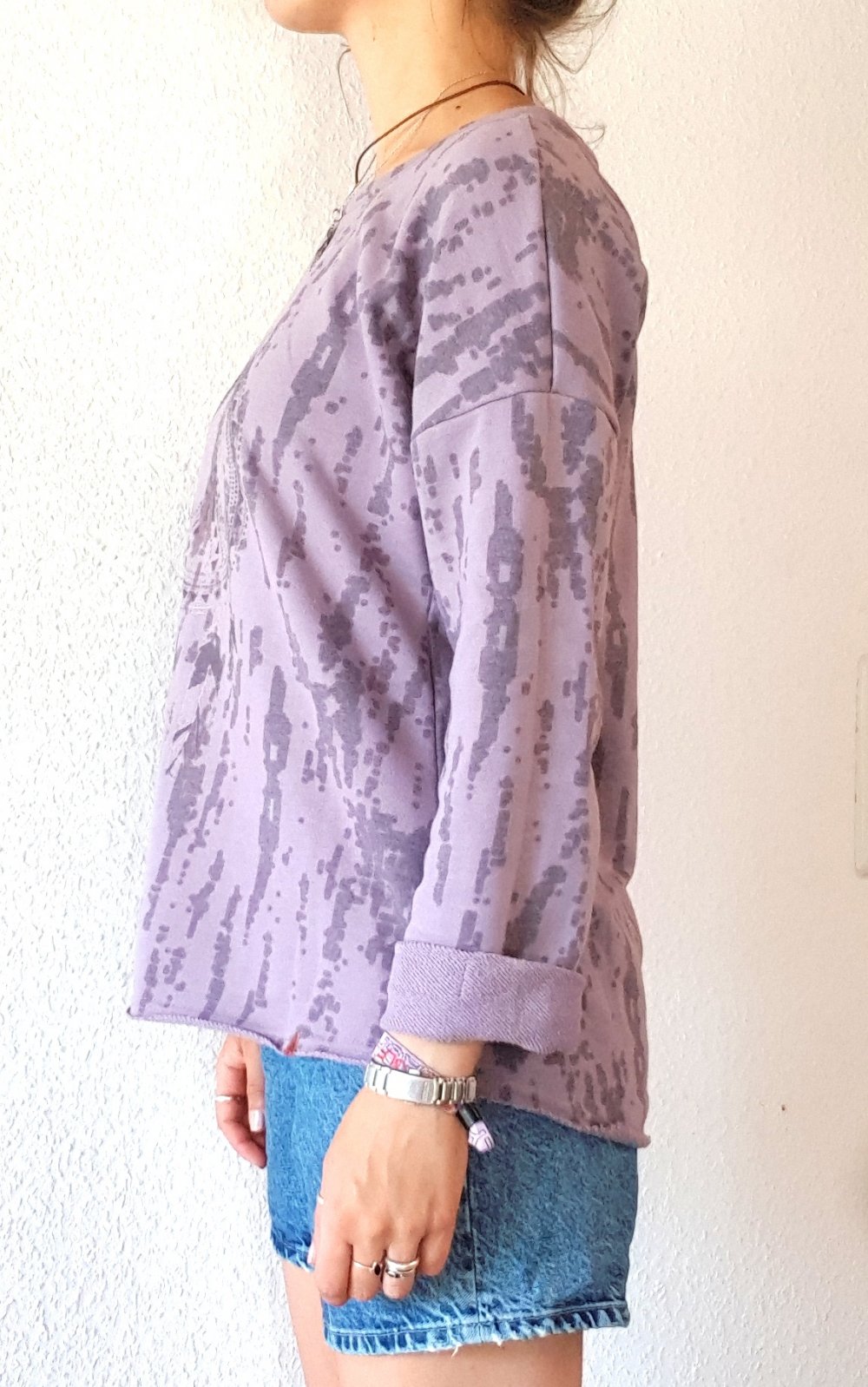 Tue vintage! Lila Surfer-Pulli im Batik-Look