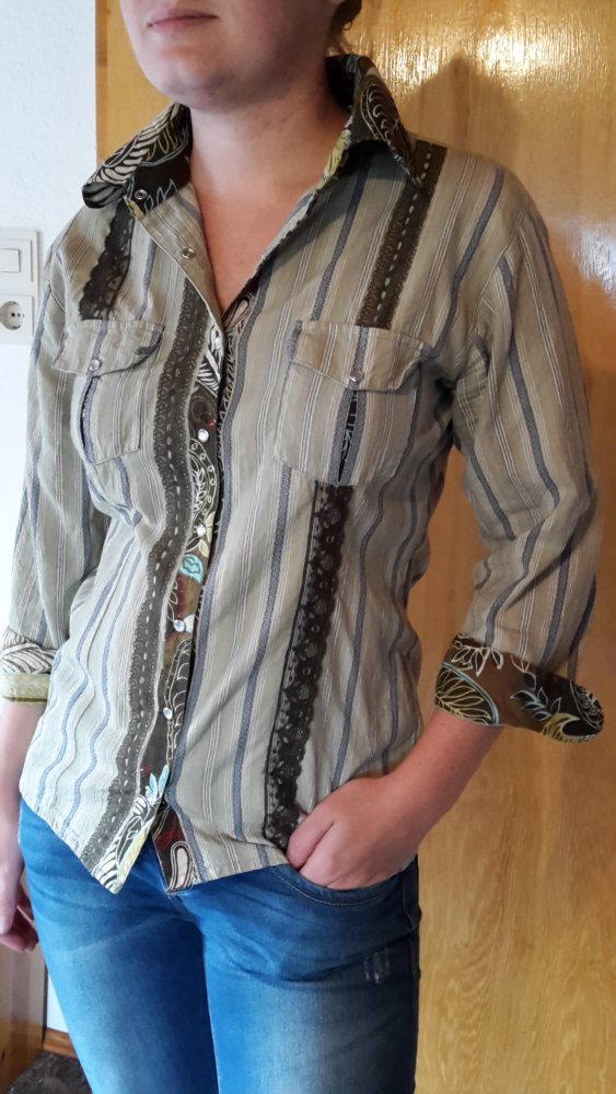 dunkelgrüne Bluse mit Muster