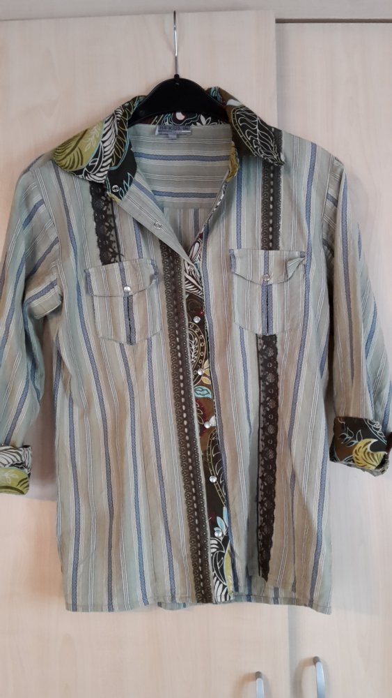 dunkelgrüne Bluse mit Muster