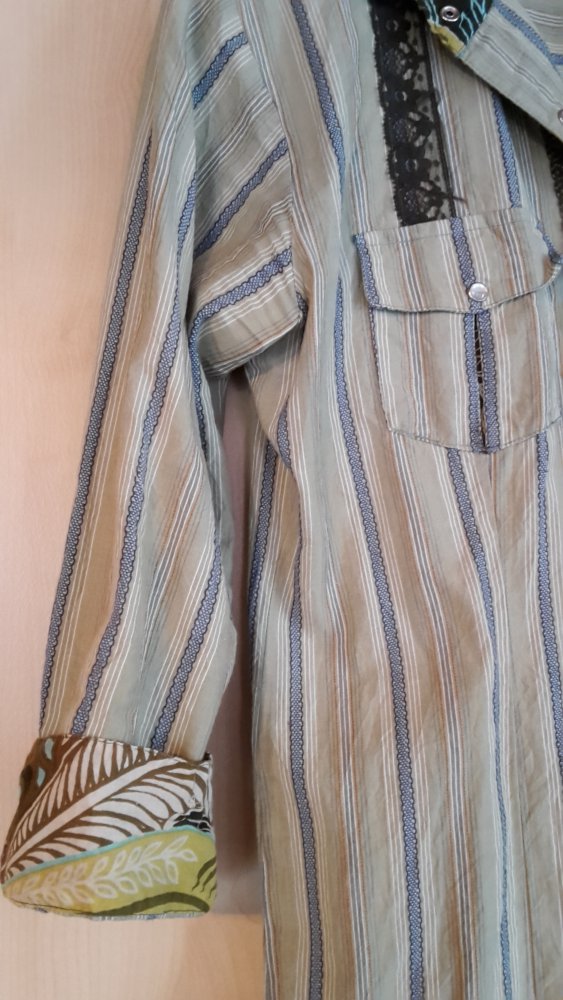 dunkelgrüne Bluse mit Muster