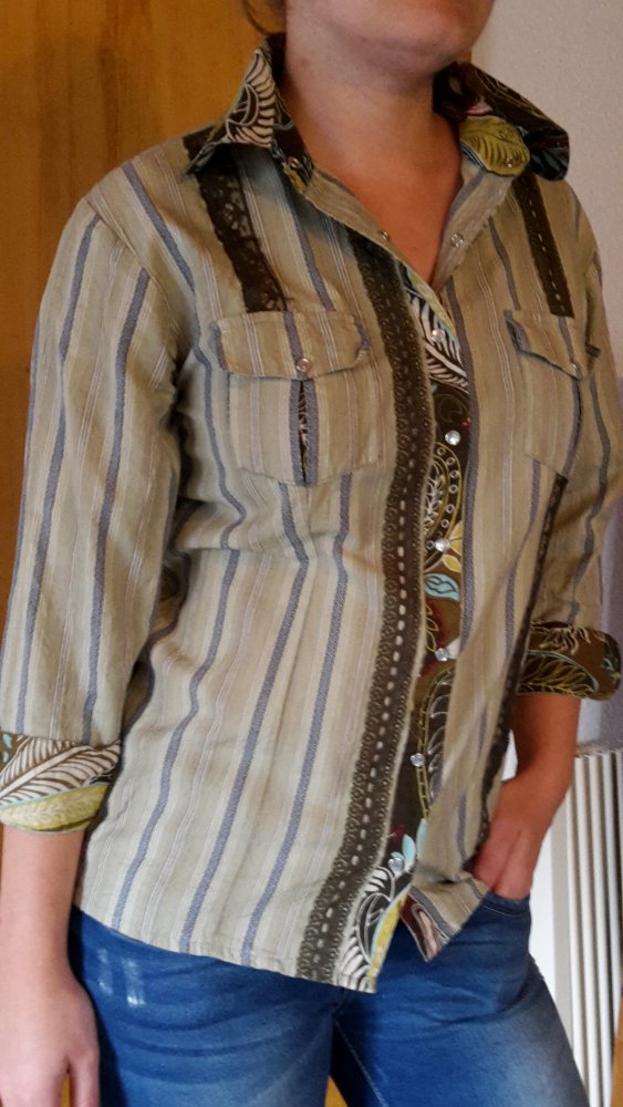 dunkelgrüne Bluse mit Muster