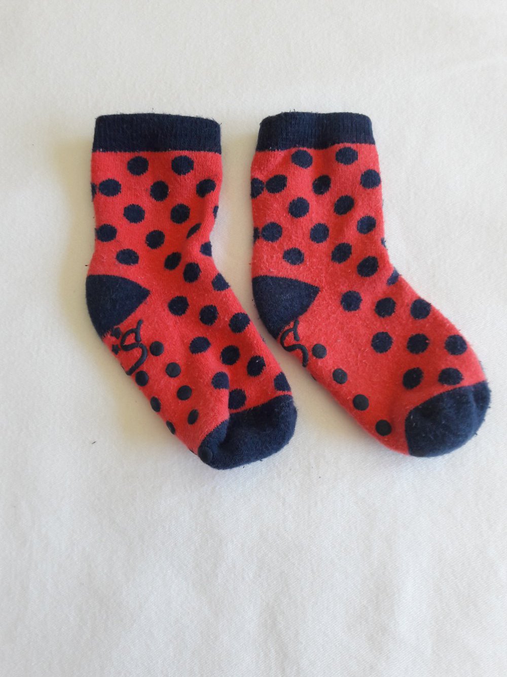 Stoppersocken, rot mit dunkelblauen Punkten, Gr. 23-26