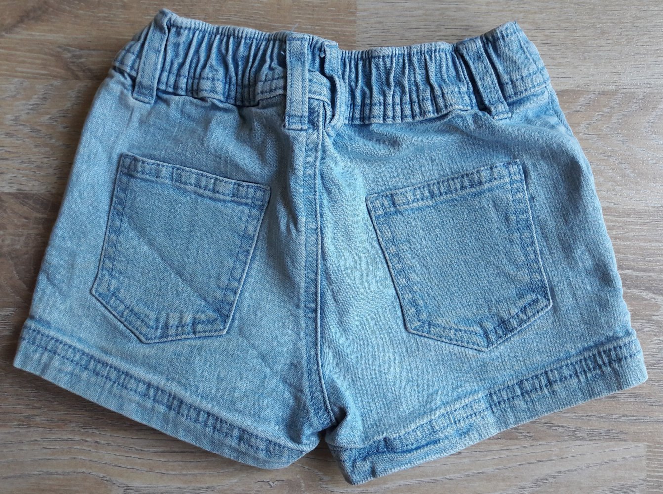 Jeans Shorts, hellblau mit Aufdruck, Gr. 104/110