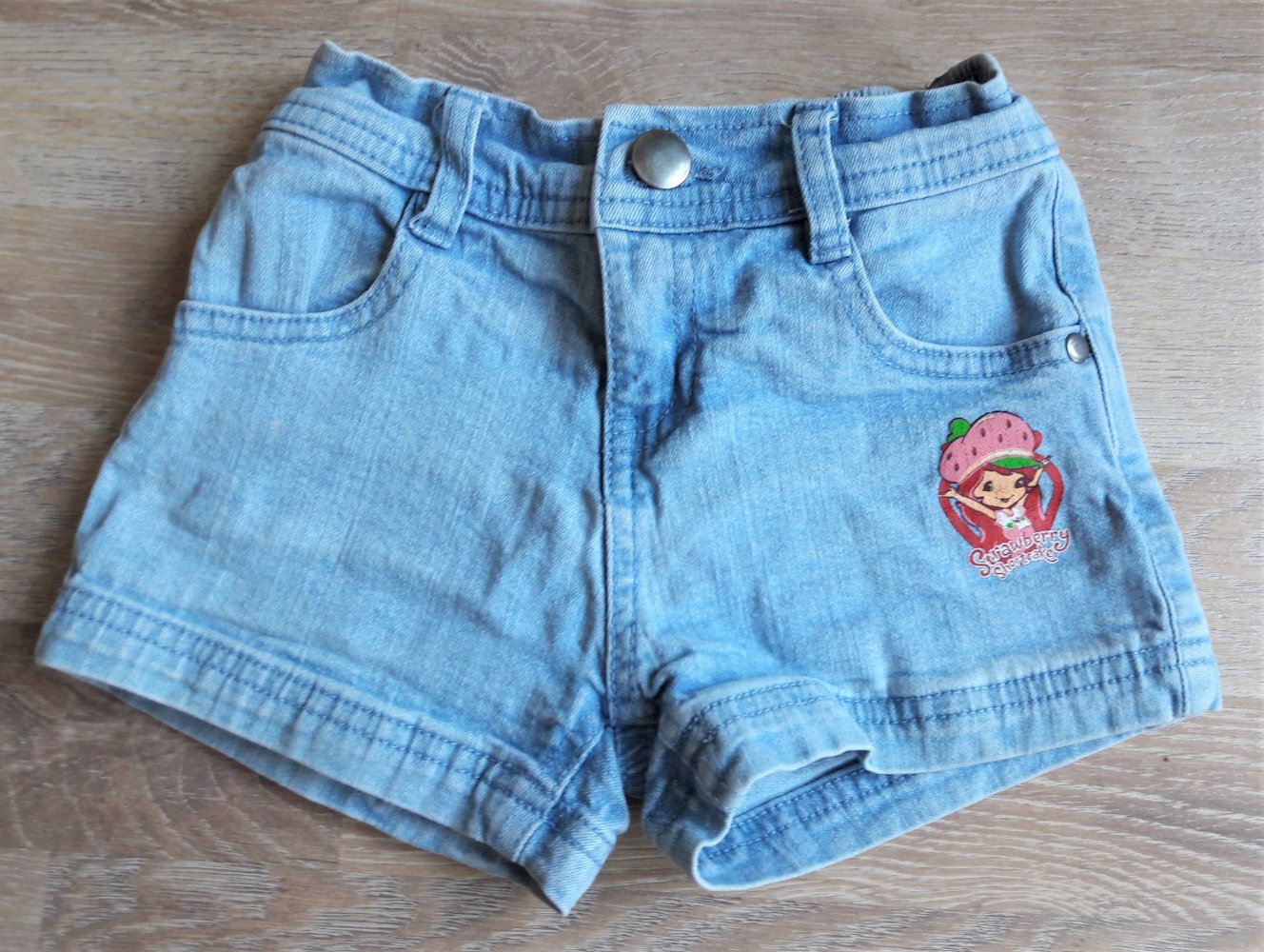Jeans Shorts, hellblau mit Aufdruck, Gr. 104/110