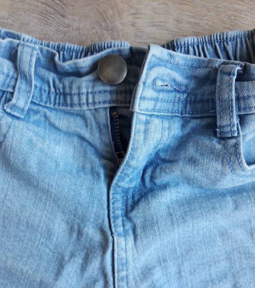 Jeans Shorts, hellblau mit Aufdruck, Gr. 104/110