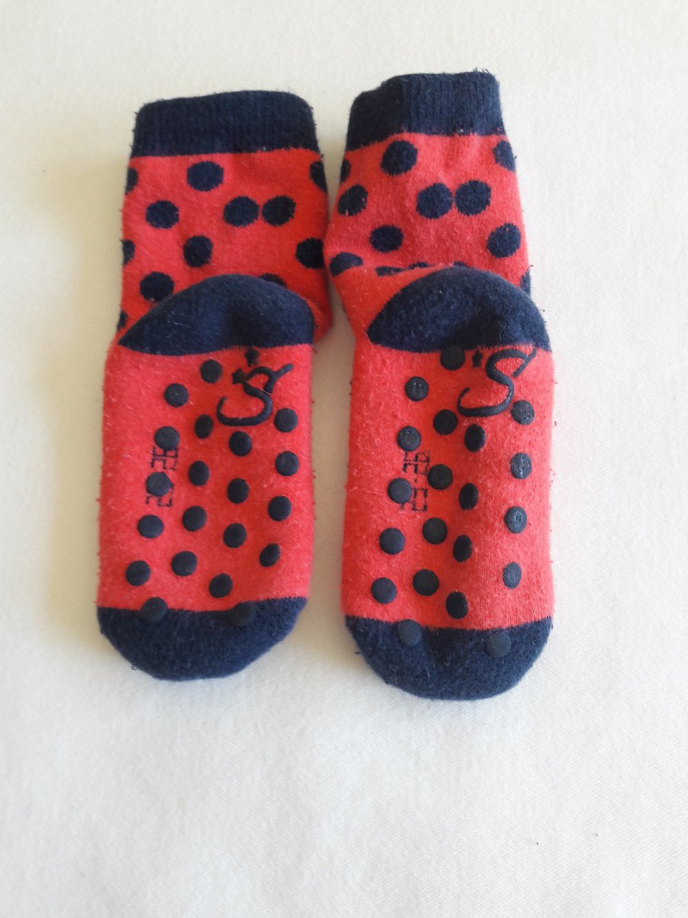 Stoppersocken, rot mit dunkelblauen Punkten, Gr. 23-26