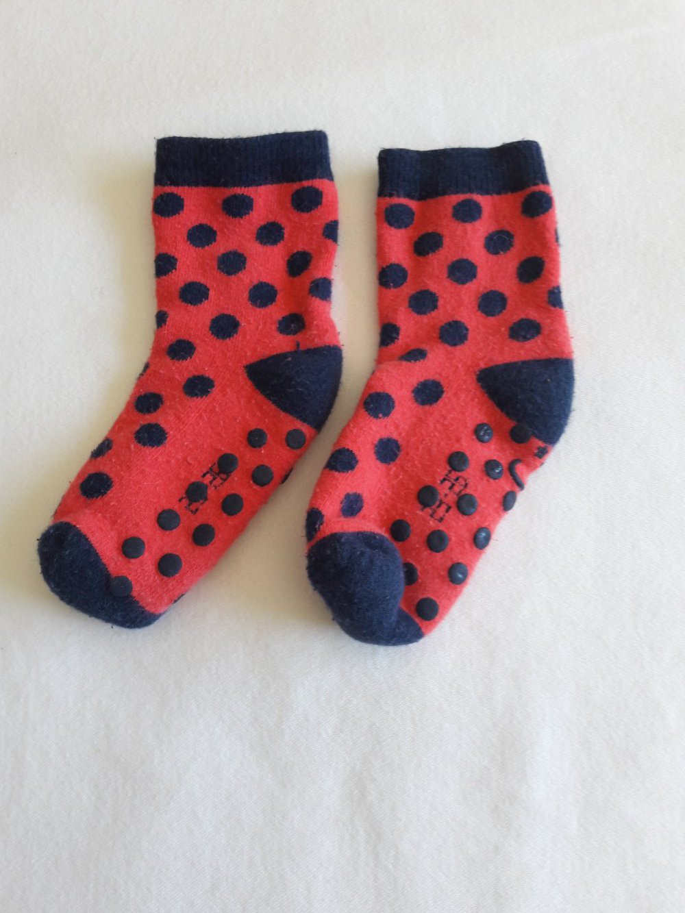 Stoppersocken, rot mit dunkelblauen Punkten, Gr. 23-26