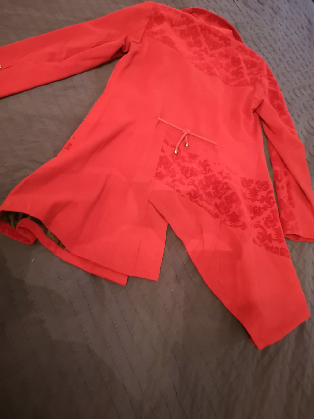 Leichter roter Mantel