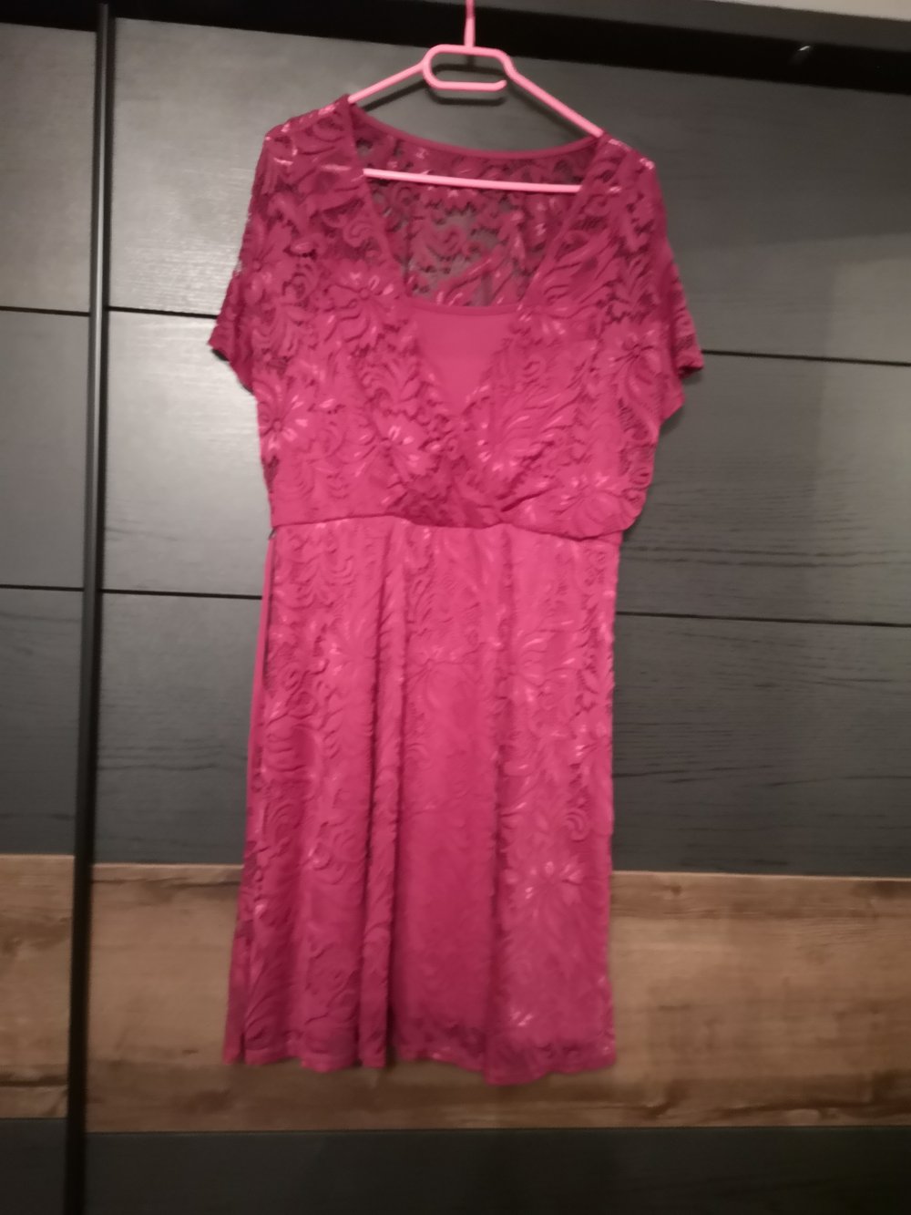 Weinrotes Kleid mit Spitze 