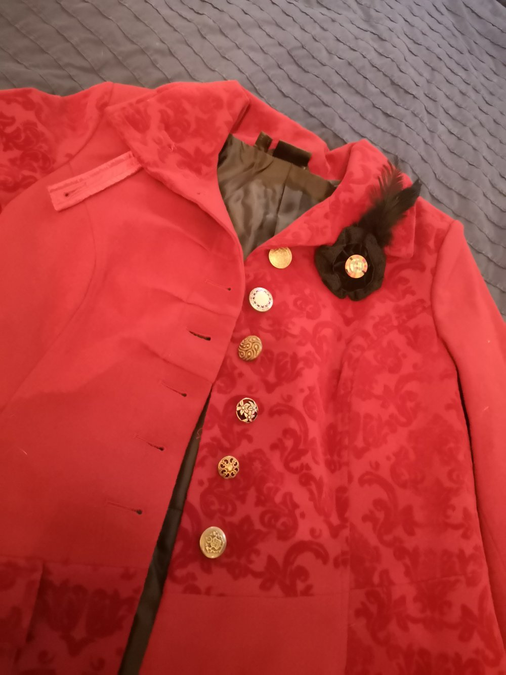 Leichter roter Mantel