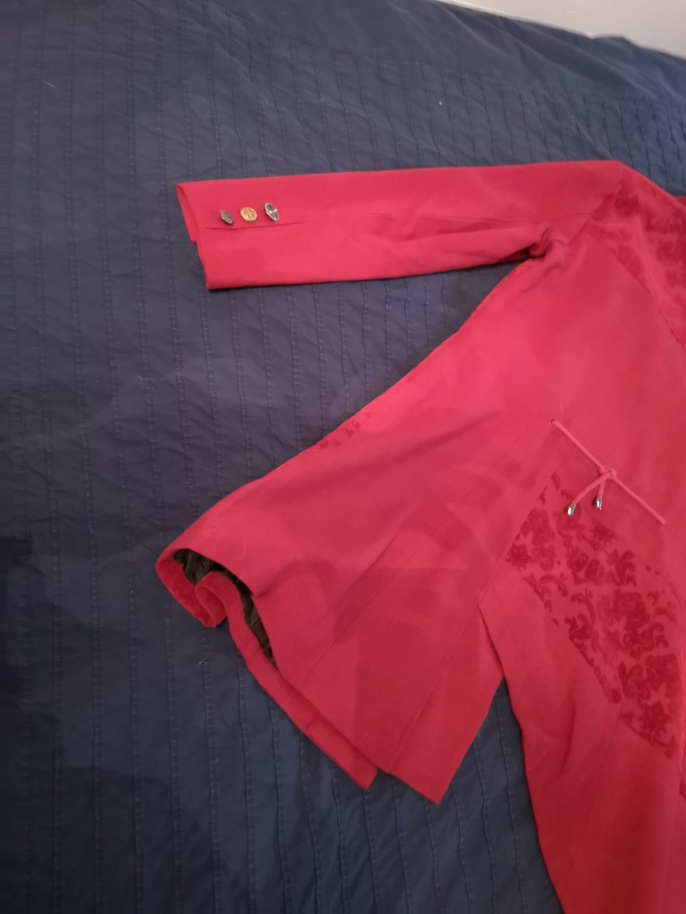 Leichter roter Mantel