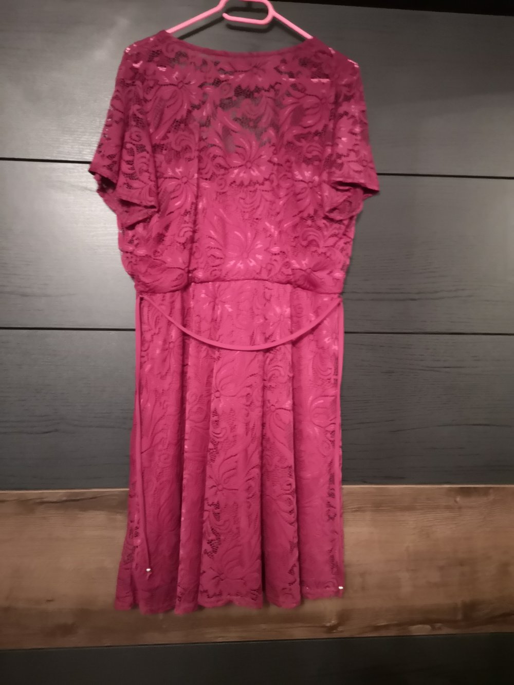Weinrotes Kleid mit Spitze 